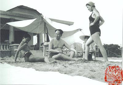 毛泽东和女儿李讷(右一)、李敏(右二)、侄子毛远新在北戴河浴场(1954年)