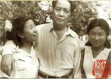 1951年8月,毛泽东和李敏、李讷在北京<a href=