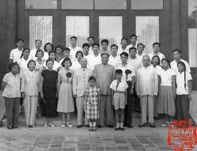 1959年9月,毛泽东参加李敏、孔令华的婚礼,前排左二为邓颖超、左三为蔡畅、左五为孔从洲。